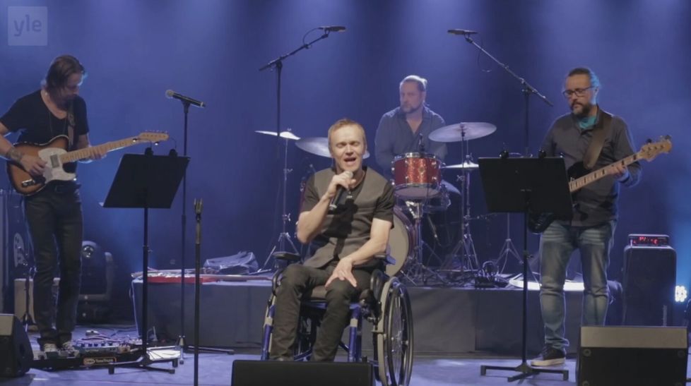 Vielä vuonna 2016 Poikolaisen pallea kesti laulamisen. Mutta pian keikkailu oli pakko jättää.