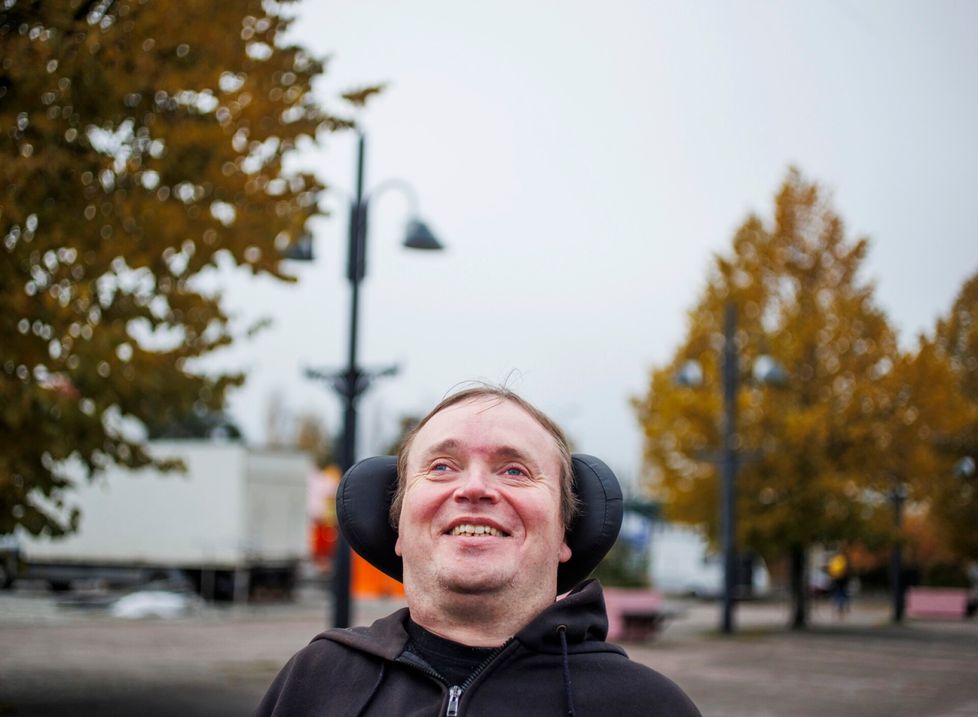 IS kävi tapaamassa Poikolaista lokakuisena maanantaina. Punttitreenien jälkeen olo oli auvoisa. – Ihan kun olis jotain tehnyt. Harmi vaan, kun nyt ei ollut pöljä päivä, Poikolainen sanoi tyydyttyään 40 kilolla tehtyyn sarjaan. Hymyä pöljyyden puute ei kuitenkaan estänyt.