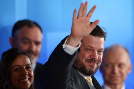 Libertaariehdokas Johannes Kaiser vilkutti yleisölle viimeisessä presidentinvaaliväittelyssä maanantaina.