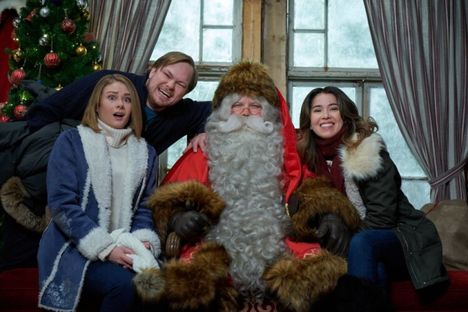 Joulupukin suusta kuuluu ”Hyvää joulua” aivan oikeaoppisesti, sillä kohtaukset kuvattiin Suomessa.