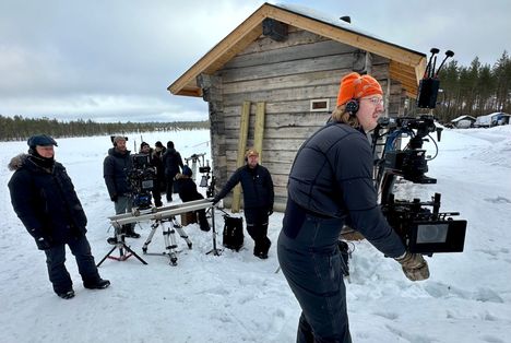 Elokuvantekijät toivoivat pilvistä säätä, jotta se klaffaisi Islannissa kuvattuun materiaaliin.