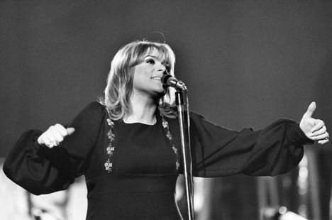 Rung esitti euroviisuihin valitun kappaleensa Tom tom tom Finlandia-talossa helmikuussa 1973.