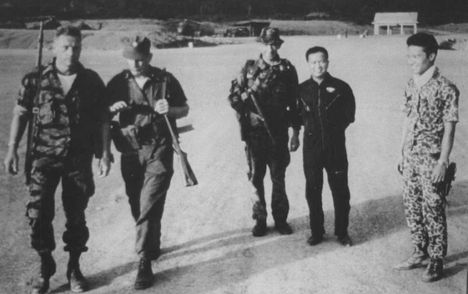 Lauri Törni (vasemmalla) kuvattuna Vietnamissa lokakuussa 1965 kolme päivää ennen katoamistaan ja tuhoisaa helikopteriturmaa.