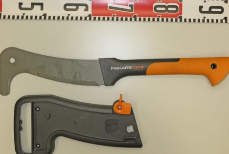 Tekovälineenä toiminut vesuri poliisin kuvaamana.