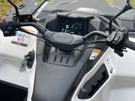 Näyttävä värillinen diginäyttö ei ole kosketusmallia. Ajotiloja on kolme – normaali, urheilu ja työ.