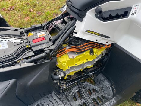 Ajoakku löytyy istuimen alta. Arvokas paketti vaikuttaisi olevan äkkiseltään varsin hyvin suojattu, erityisesti alaosasta.