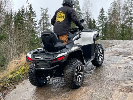 Etenemistä avittava lukko on ”vain” viskomallia. Se ei silti menoa haittaa. Kovemmissa vauhdeissa äänettömyyden rikkoo vain soran rapina ja renkaiden humina.