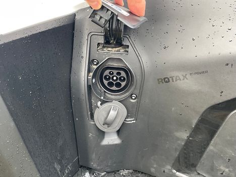 Latausliitin on samaa Type 2 -standardia kuin sähkö- ja lataushybridiautoissa.