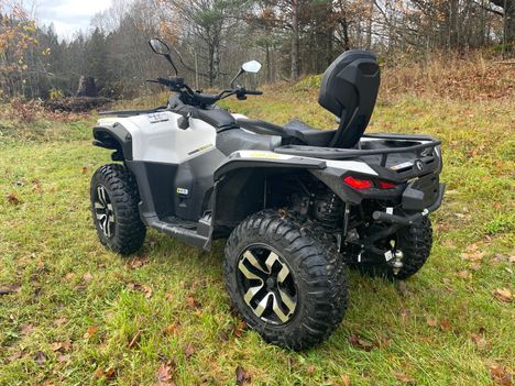 Lisähinnasta laitteen saa myös kaksipaikkaisena. Kiinnikkeisiin sopivat samat lisävarusteet kuin kaikissa muissakin mönkijöissä.