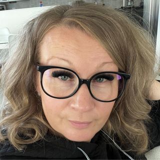 Näytöstä katsonut Mari Tolonen kummastelee joidenkin katsojien käytöstä.