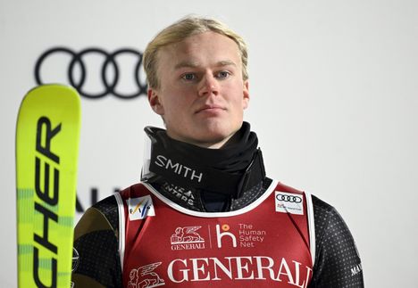 Eduard Hallberg kuvattuna palkinopallilla.