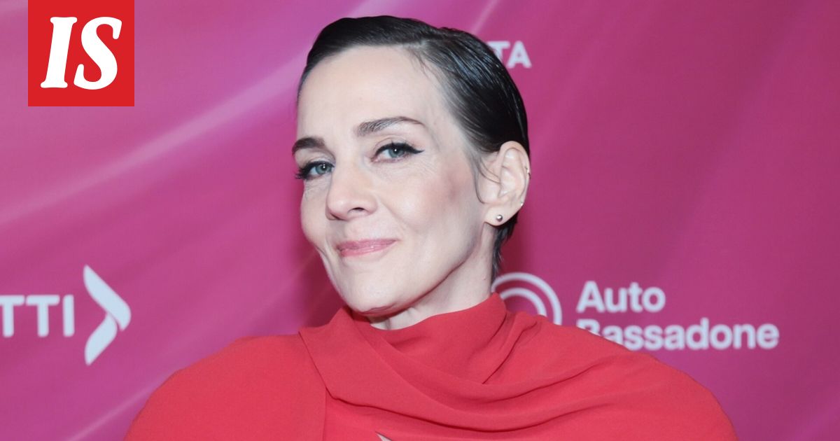 Maria Veitola julkaisi videon itsestään katselemassa ihmisiä Linnanmäellä – somessa heräsi kuhina