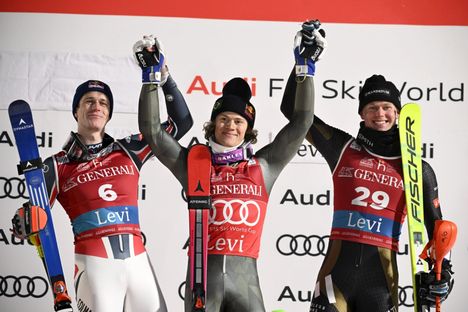 Kärkikolmikko Lucas Pinheiro Braathen (kesk.), Clément Noël (vas.) ja Eduard Hallberg.