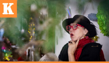 Taide joululahjana puhutti Hiukkavaaran Kasarmibasaarissa – Summamutikassa hankittu taulu voi olla saajalle pettymys