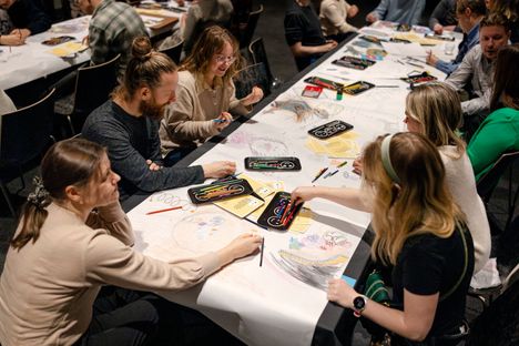 Kiasman alakertaan on pystytetty kaksi piirtelypöytää, joista toinen on varattu heille, jotka haluavat jutella uusien ihmisten kanssa.