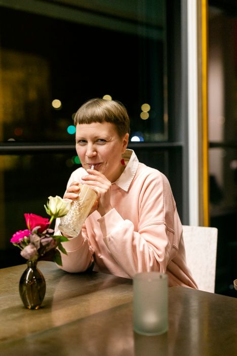 Iiris Tarnanen ei viihdy baareissa, mutta taidemuseoon oli helppo tulla etsimään seuraa.