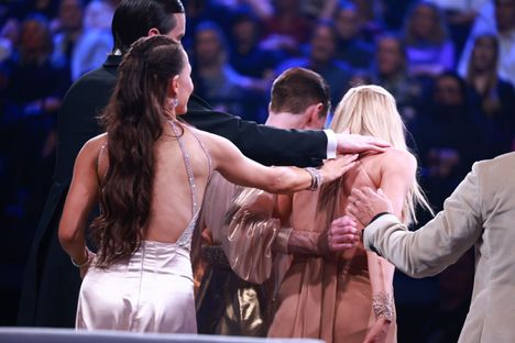 Muut tanssiparit antoivat tukea.