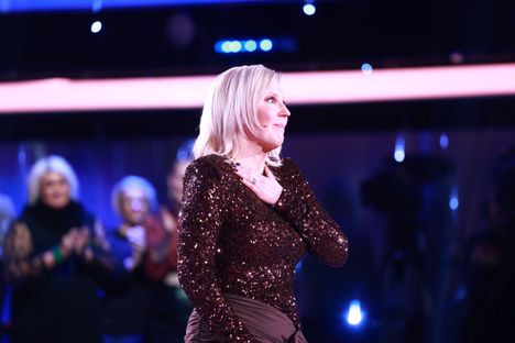 Pimiä seurasi videokoostetta liikuttuneena.