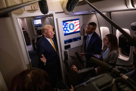 Trump puhui toimittajille Air Force One -lentokoneessa 14. syyskuuta.