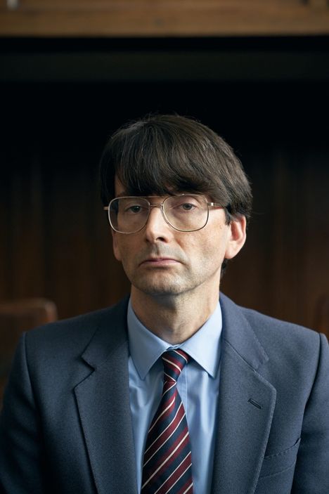 Sarjan karmivimpiin puoliin kuuluu Nilsenin oma osallistuminen murhien selvittämiseen: hän kertoo kylmän tarkasti yksityiskohtia ja kutsuu itsekin murhiaan inhottaviksi.