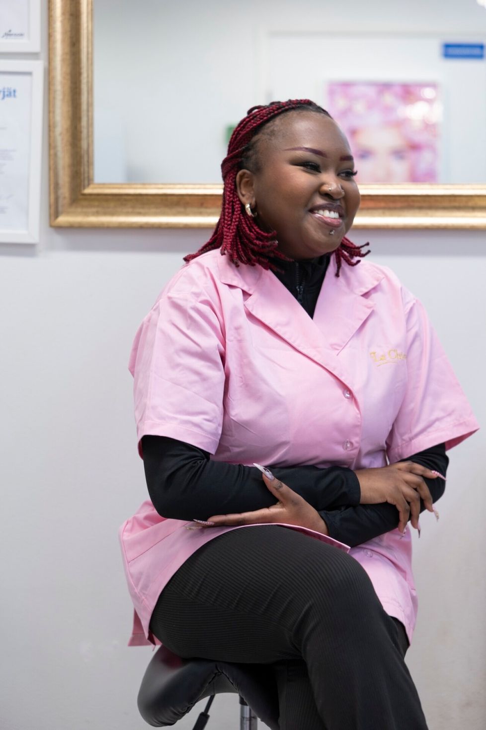 Sisko ehdotti Stephanielle kauneusalan ammattiopintoja. Stephanie haki ja pääsi kaikkiin pääkaupunkiseudun kouluihin. Tämän hetken kynsilook on ystävän käsialaa.