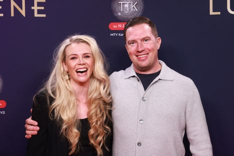 Susanna Laine poseerasi TTK-studiolla yhdessä ystävänsä Vappu Pimiän puolison Teemu Huuhtasen kanssa.