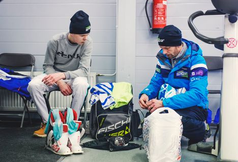 Mico Ahonen mäkiharjoituksissa Lahdessa lokakuussa. Harjoitusten jälkeen pakkailemassa isänsä Janne Ahosen kanssa.