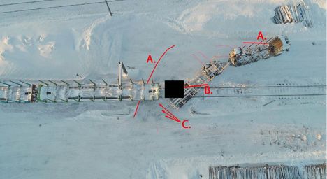 Onnettomuuspaikka kuvattu yläilmoista. Junatyöntekijä jäi ajoneuvoyhdistelmän ja puutavarajunan väliin ja menehtyi vammoihinsa.