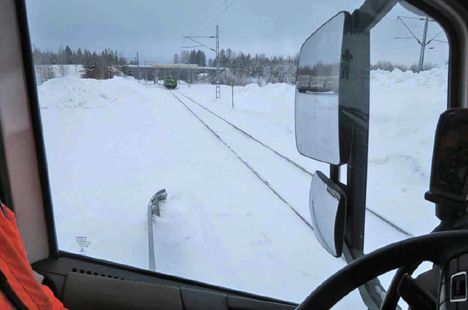 Näkymä ajoneuvoyhdistelmän hytistä kuvattuna junan tulosuuntaan.