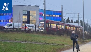 Auto eksyi ratikka­kiskoille Tampereella – ratikka­liikenne jouduttiin keskeyttämään