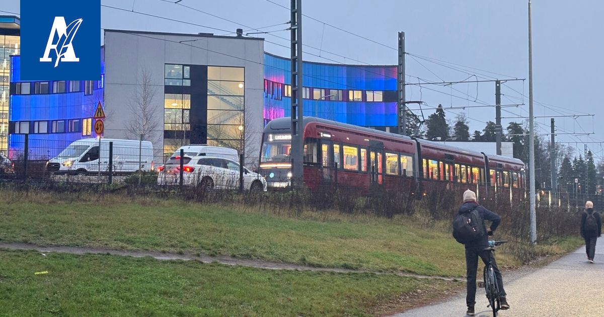Auto eksyi ratikka­kiskoille Tampereella – ratikka­liikenne jouduttiin keskeyttämään