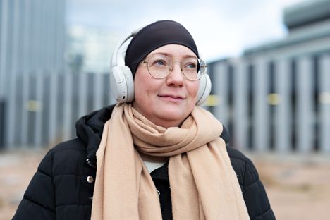 Vantaalainen Sanna Korjus kulkee usein veistoksen ohi seuratakseen sen valmistumista.