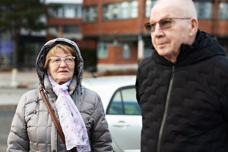 Aira ja Reijo Määttä ovat seuranneet Korpin valmistumista. Aira Määtän mielestä järeä teos sopii hyvin kauppakeskus Dixin viereen.