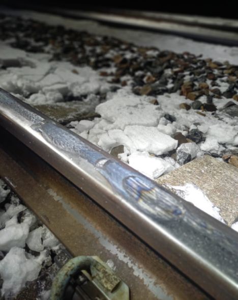 Väyläviraston kuvassa näkyy vaurioita, jotka syntyivät veturin pyörien sutimisesta.