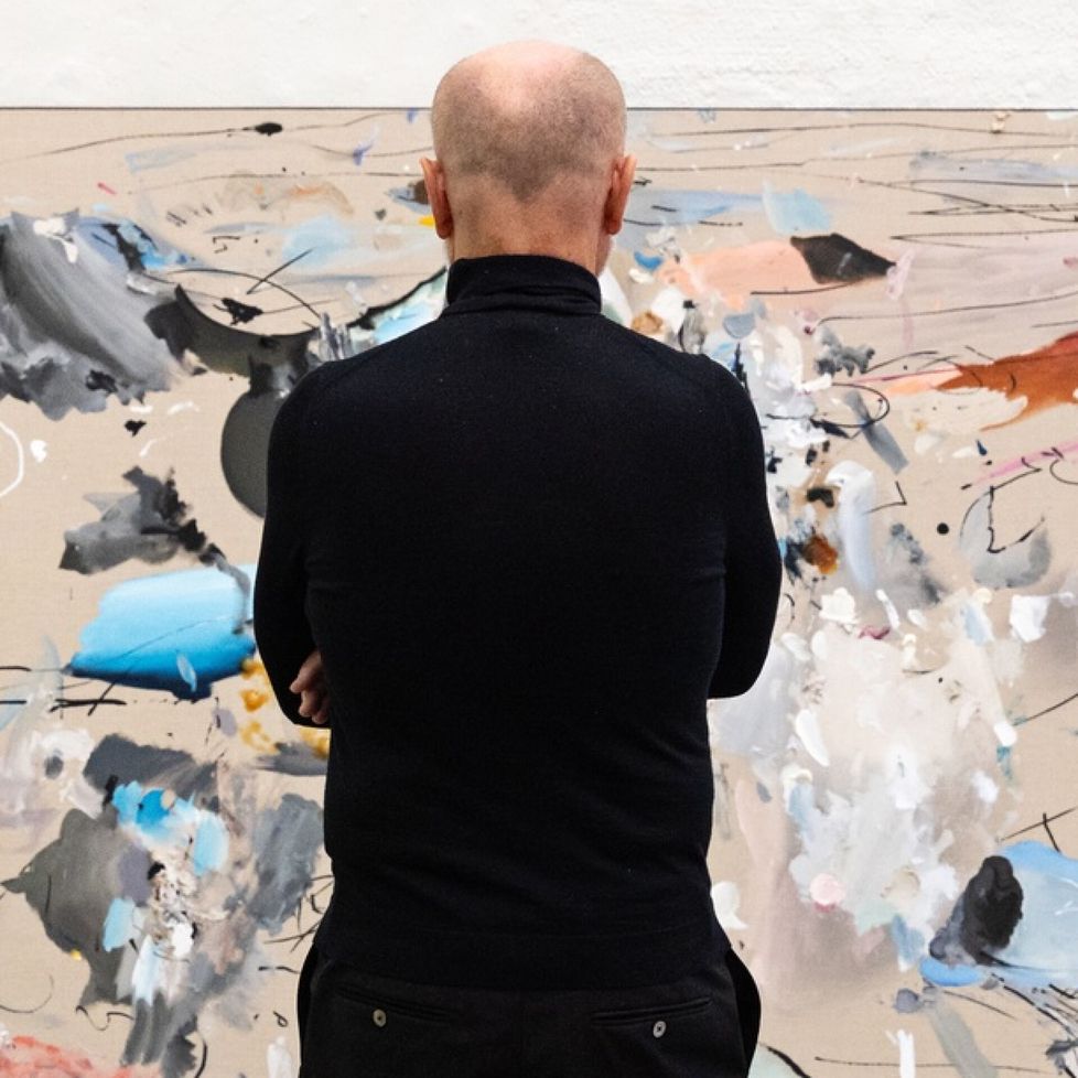 Timo Miettinen seisoo Taidehallissa Secundino Hernándezin Where Are We Now -teoksen (2013) edessä. Hernández on Miettisen lempitaiteilija: hän omistaa yli 60 taiteilijan teosta. 