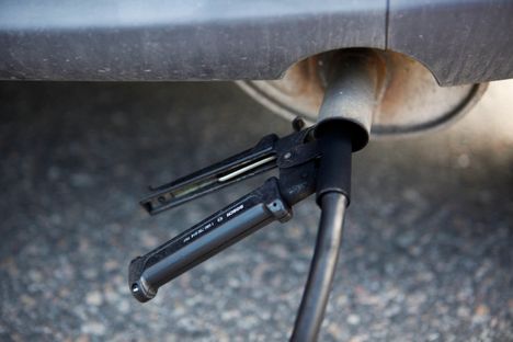 Dieselauton päästön mittausta kuvattuna Helsingissä vuonna 2010.