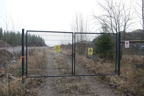 Hiekkatien päässä on työmaa-alue.