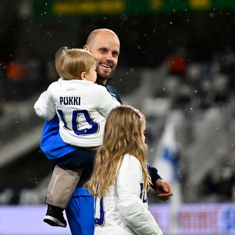 Teemu Pukilla oli kentällä kansallislaulujen aikana kolme lastaan.