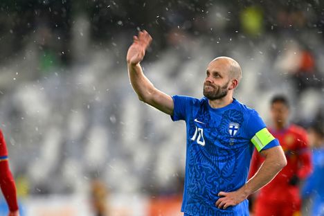 Teemu Pukki hyvästeli faninsa viimeisessä maaottelussaan.