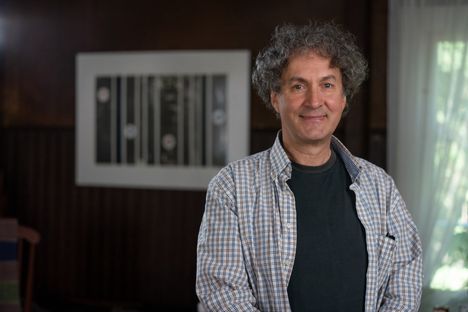 Stratan perustaja, taiteilija Osmo Rauhala kutsui Nancy Holtin suunnittelemaan Yltä ja alta -teosta vuonna 1988.