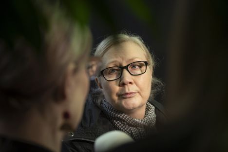 Anneli Auer on ollut seuraamassa paikan päällä käsittelyssä molempien tytärten todistuksia.