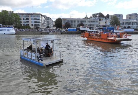 Roskia kerättiin aurinkosähköllä toimivalla roskienkeruuveneellä, Roska-Roopella.
