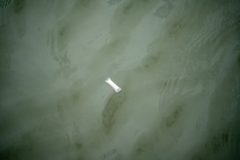 Nuuska- ja nikotiinipussit sekä tupakantumpit ovat merkittävä ympäristöhaitta.