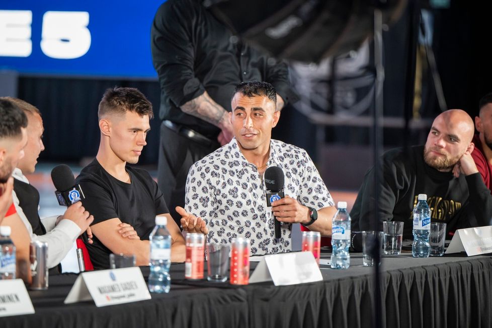 UFC-veteraani Makwan Amirkhani on Ice Cagen tähtiottelija. Hynninen sanoo, että Amirkhani on auttanut organisaatiota paljon. Esimerkiksi tapahtumien häkkiä säilytetään Amirkhanin tiloissa.