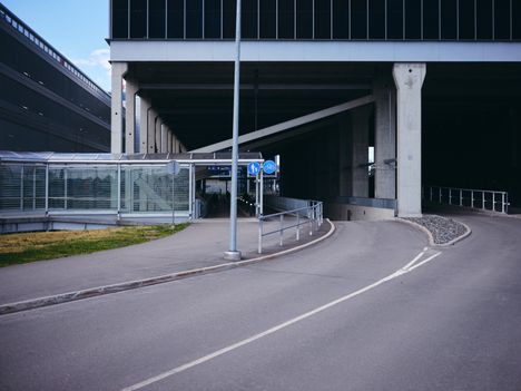 Jos ratikan matkustajat kävelevät 365 metriä Terminaalitieltä lentoaseman ovelle, matkalla on melko ankea kulku pysäköintihallien halki.