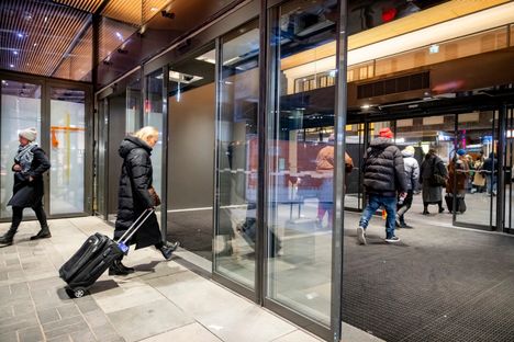 Automaattisesti avautuvat liukuovet ovat käteviä erityisesti laukkujen ja muiden raskaiden kantamusten kanssa.