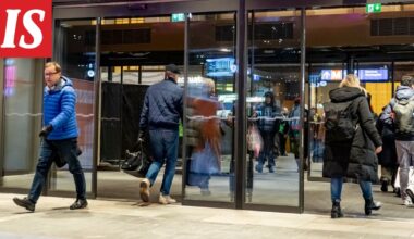 Helsingin päärautatieasemalla puiset ovet vaihdettiin automaattisiin liukuoviin