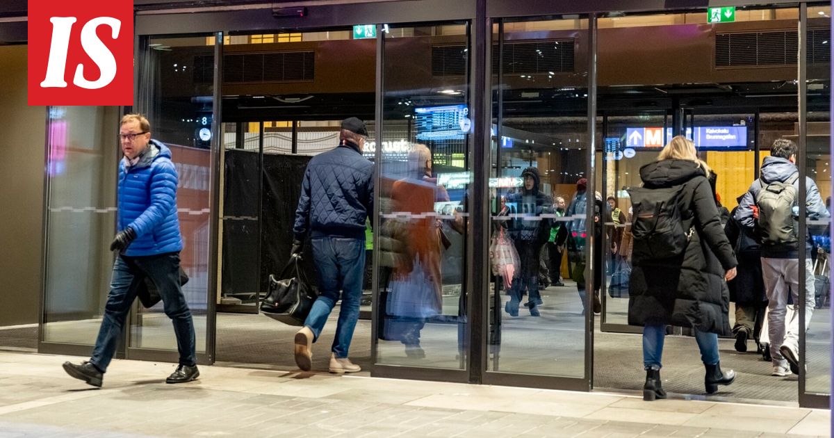 Helsingin päärautatieasemalla puiset ovet vaihdettiin automaattisiin liukuoviin