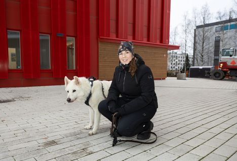 Susanna Niinivirta asuu Muuramen punaisen kunnantalon naapurissa.
