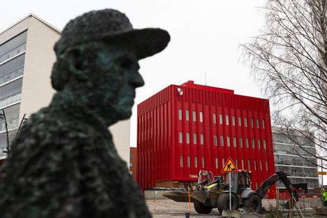 Suupantorin laidalla oleva Ville Jaanisoon veistos Pirkkalan ihminen (Homo Birkkalensis) on vahtinut paikallista elämää vuodesta 1998.